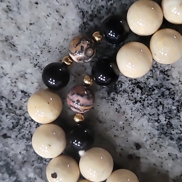 Quartz Animal Print Necklace - Picture 5 of 16